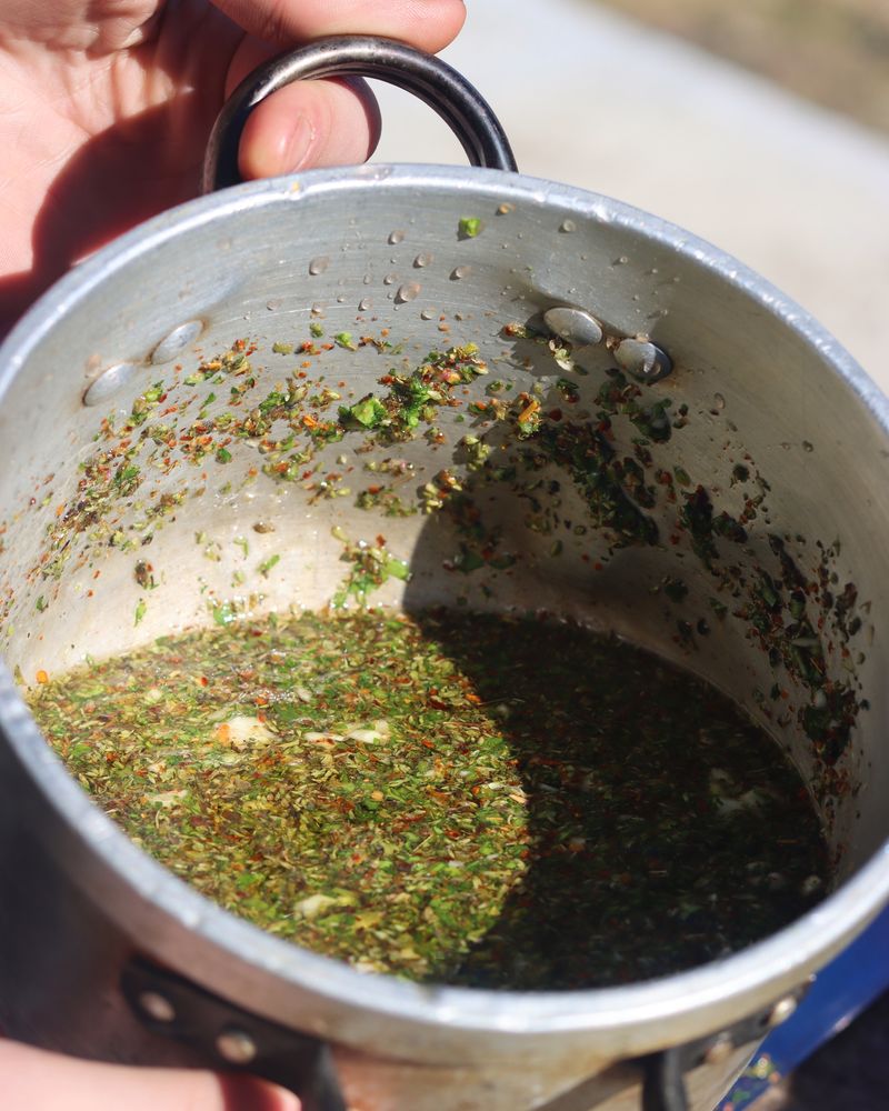 Chimichurri recién preparado en el taller de asado.
