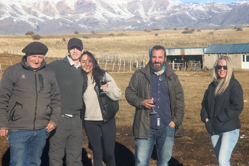 Un grupo en Estancia Rio Mitre, con la cordillera de los Andes de fondo.
