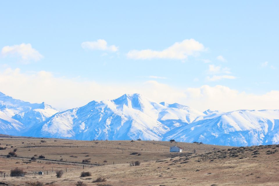 Estancia Rio Mitre frente a la cordillera nevada.