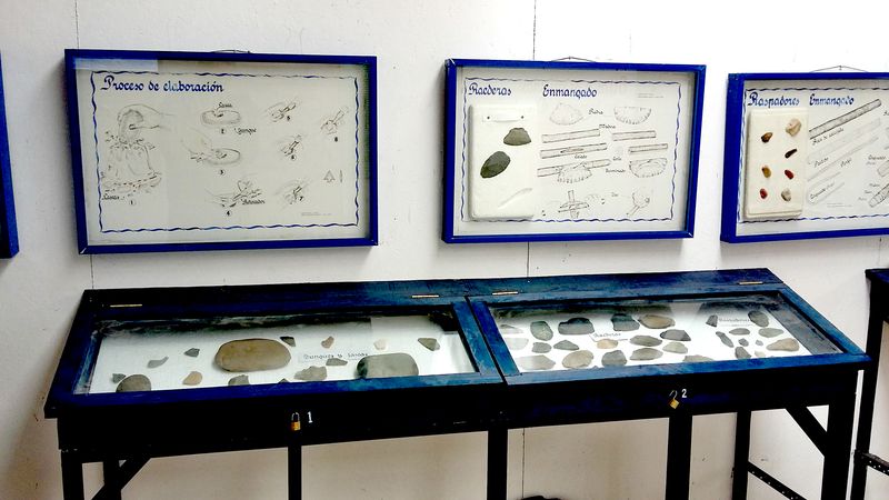 Vitrinas con herramientas de piedra en el Centro de Interpretación Tehuelche.